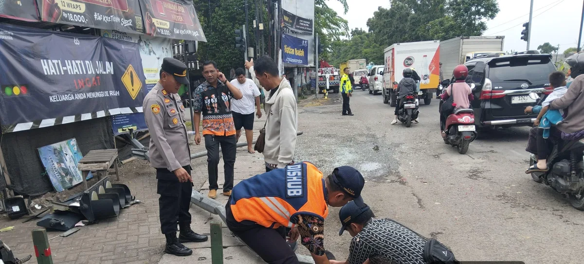 Petugas Gabungan di Perempatan Balen, Lokasi Laka Truk Rem Blong  