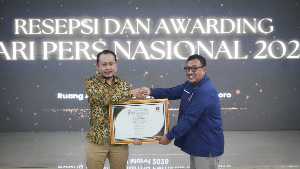 Penyerahan PWI Award kepada Ketua DPRD 
H.Abdulloh Umar oleh Sekretaris PWI Bojonegoro, Ainur Rofiq 