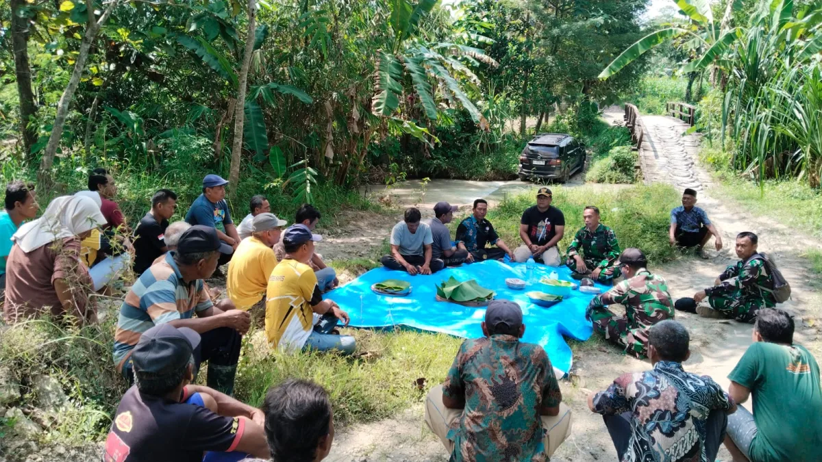 Suasana Tasyakuran di lokasi Proyek Jembatan Napis oleh warga, Pemdes dan Perwakilan Kodim 0813