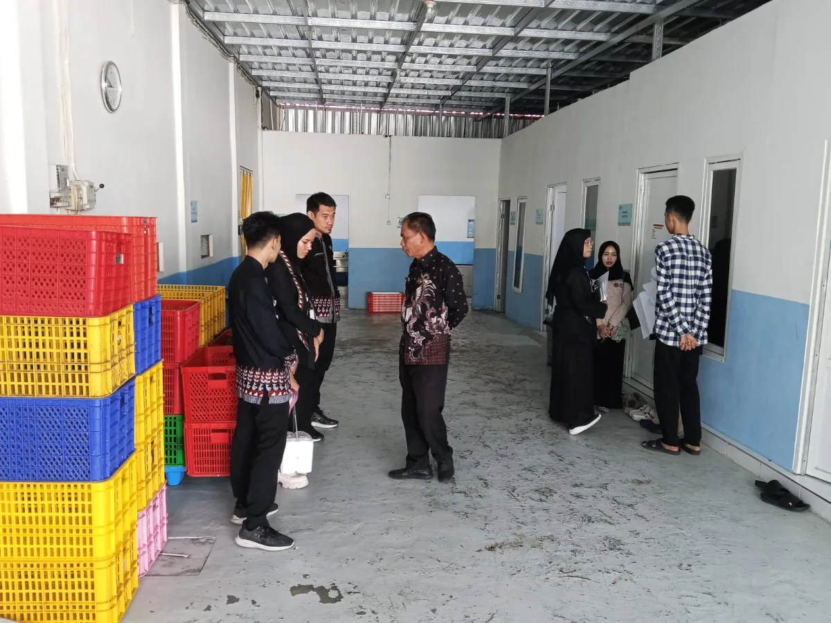 Tim puskesmas sedang di dapur SPPG Plesungan 2. Foto suarasatu.com