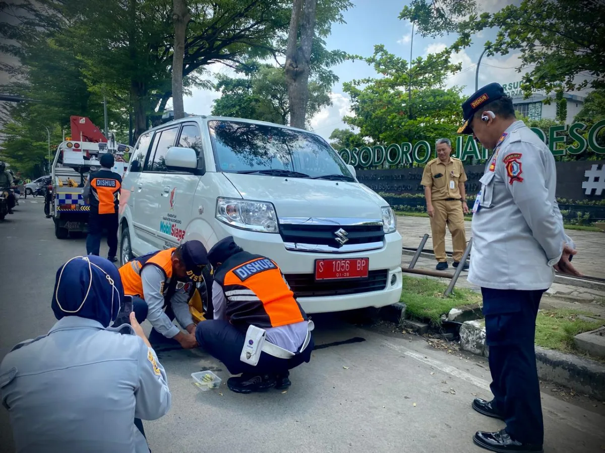 Penertiban Parkir Liar di bahu jalan kota Bojonegoro oleh tim gabungan Dishub dan Forum Lalu Lintas. Foto Suarasatu.com