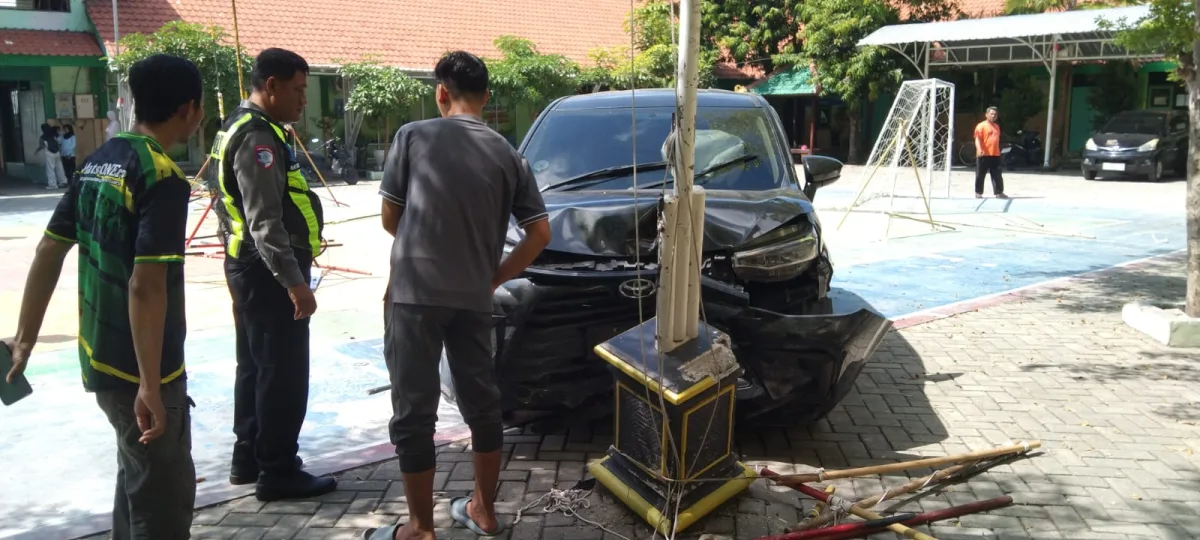 Petugas polisi sedang di lokasi MTSN 1 Bojonegoro. Foto : suarasatu.com