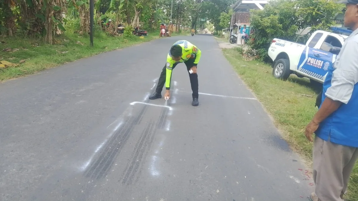 Petugas Satlantas Polres Bojonegoro Olah TKP