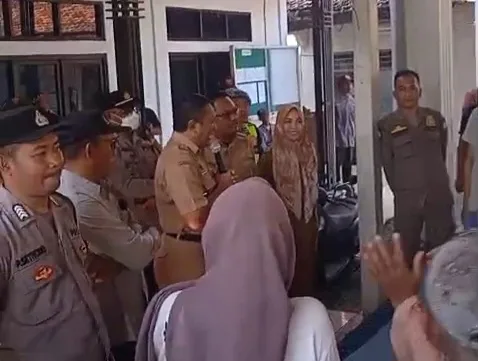 Camat Sumberejo beri penjelasan warga Wotan di balai desa. Selasa (2/6/2026)